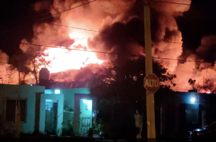 Incendio consume  bodegas en el sur de Mérida