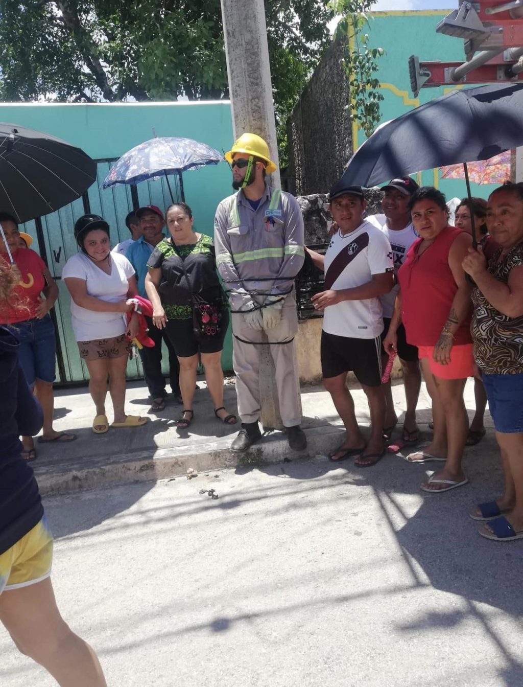 Amarran a trabajador de la CFE en Valladolid