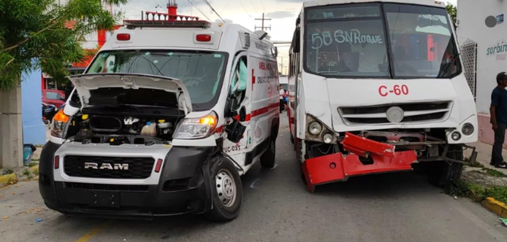  Ambulancia se vuela el alto y chocan con camión