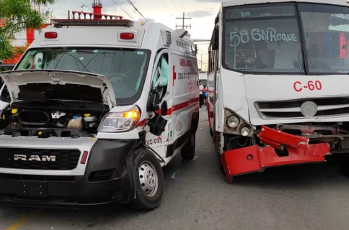  Ambulancia se vuela el alto y chocan con camión