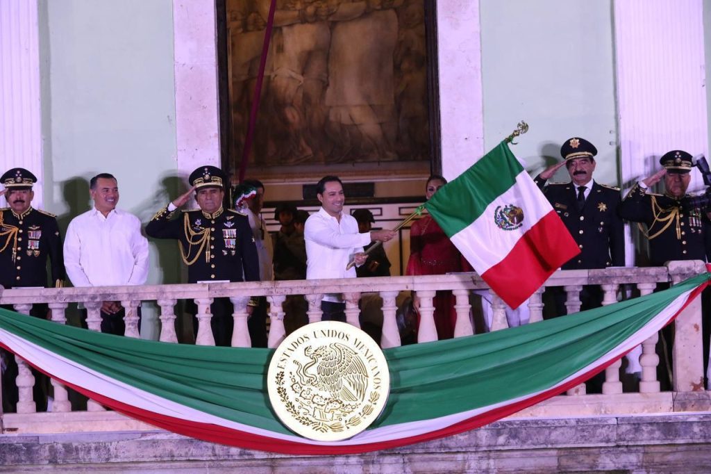 Junto a miles de yucatecas, el Gobernador Mauricio Vila Dosal conmemora el 213 aniversario del inicio de la lucha por la Independencia de México