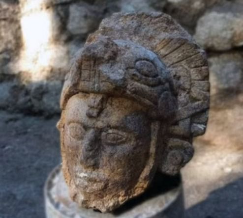 Hallan cabeza de presunto guerrero maya en Chichén Itzá