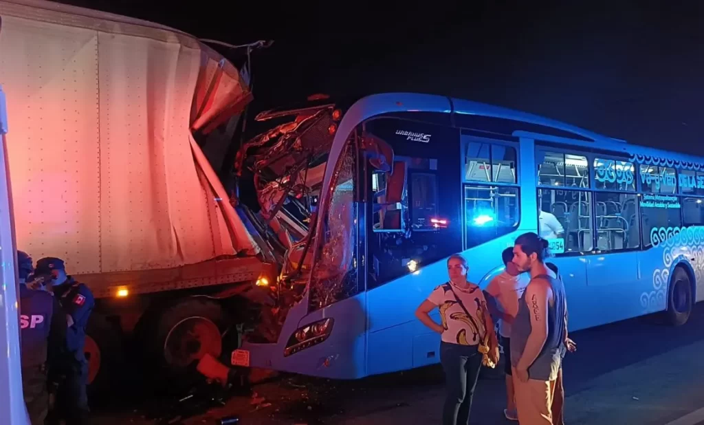 Choque de un Va y Ven contra un tráiler en la vía Mérida-Progreso deja 11 heridos