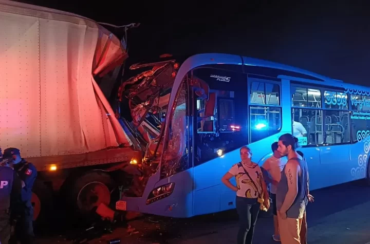 Choque de un Va y Ven contra un tráiler en la vía Mérida-Progreso deja 11 heridos