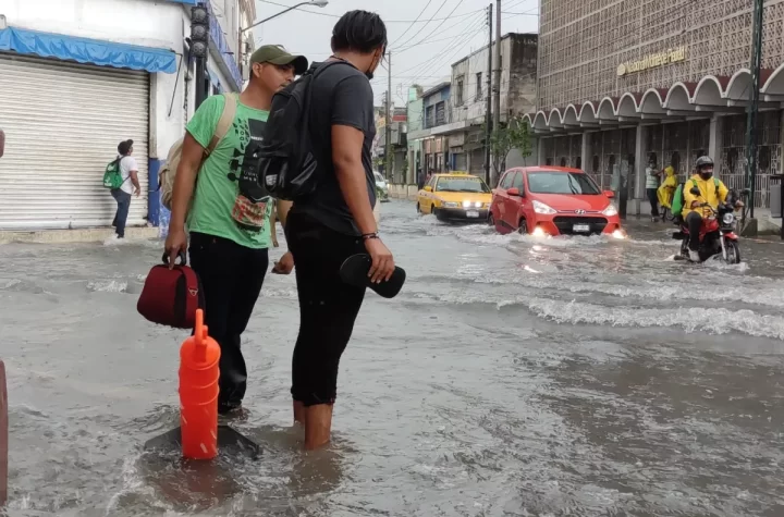 Caos en el Centro de Mérida por las intensas lluvias; hay calles inundadas y semáforos apagados