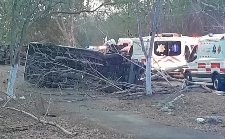 Chofer se atraganta con un “Saborín” y sufre volcadura en la vía Chumayel-Teabo dejando tres muertos