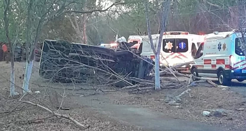 Chofer se atraganta con un “Saborín” y sufre volcadura en la vía Chumayel-Teabo dejando tres muertos