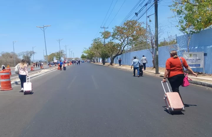 Cientos de maestros bloquean el aeropuerto de Mérida; pasajeros corren con maletas para no perder sus vuelos