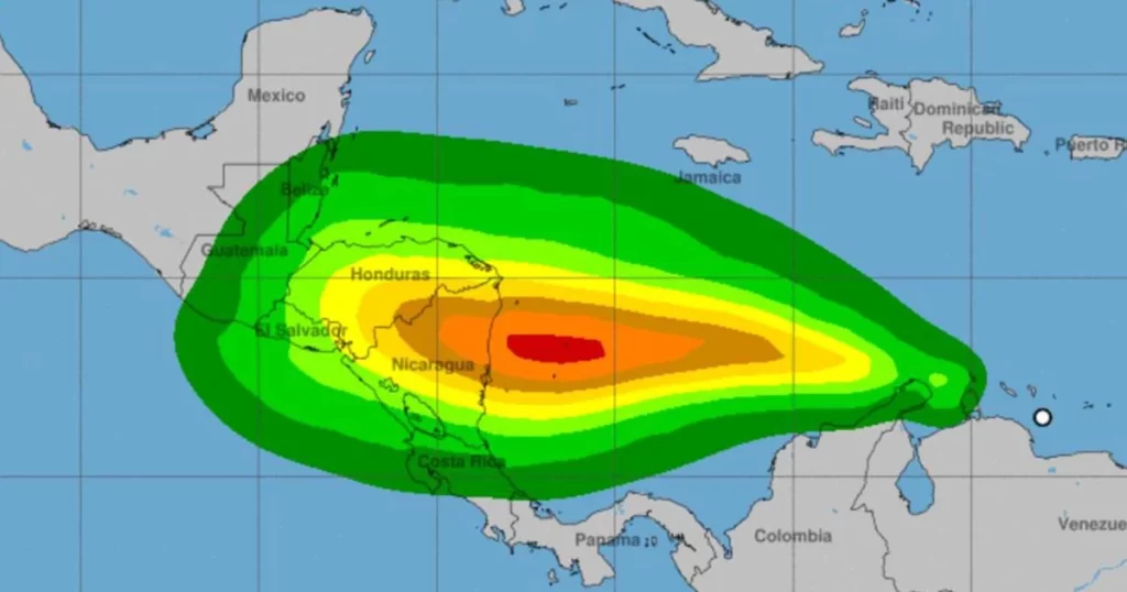 Seguirán fuertes las lluvias en Yucatán; nueva onda tropical en el Caribe.