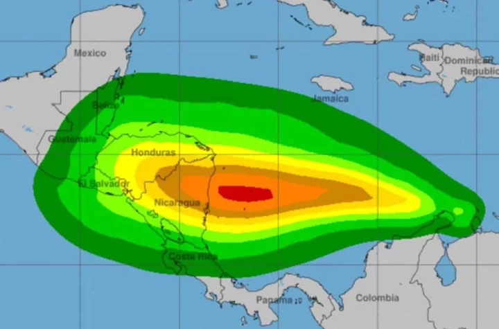 Seguirán fuertes las lluvias en Yucatán; nueva onda tropical en el Caribe.