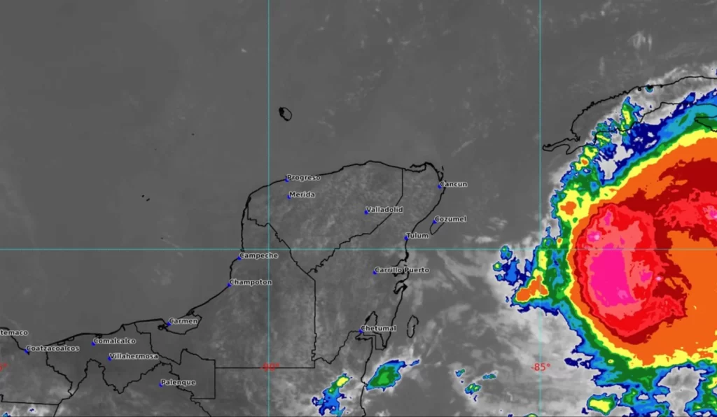 ‘Beryl’ se encuentra a 614 kilómetros de Yucatán; pronostican lluvias torrenciales