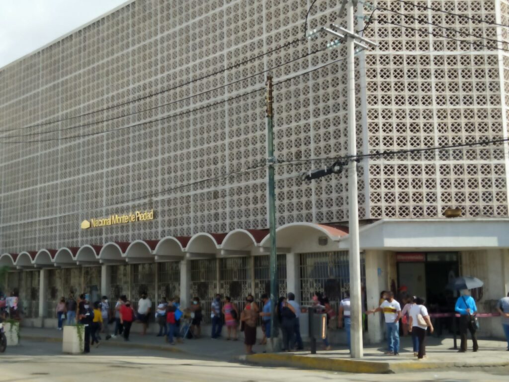 Yucatecos al Monte de Piedad para los útiles escolares