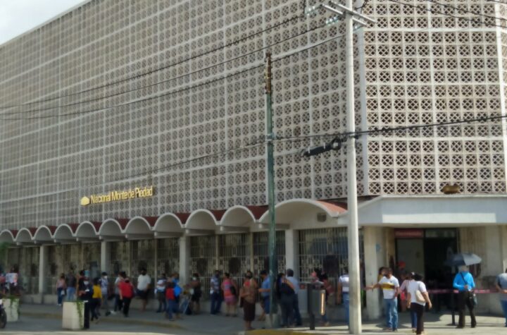 Yucatecos al Monte de Piedad para los útiles escolares