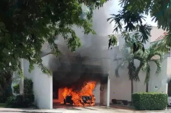 Se incendia automóvil dentro de una casa en Gran Santa Fé en Mérida