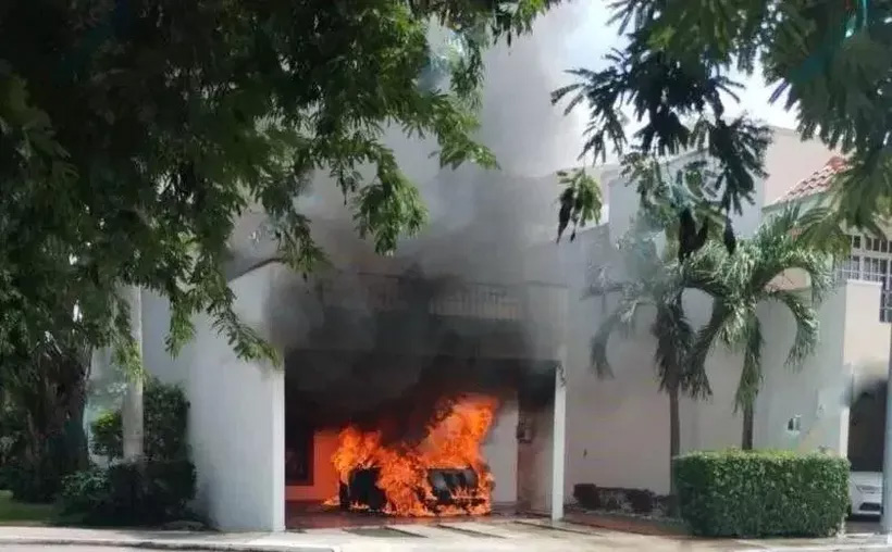 Se incendia automóvil dentro de una casa en Gran Santa Fé en Mérida