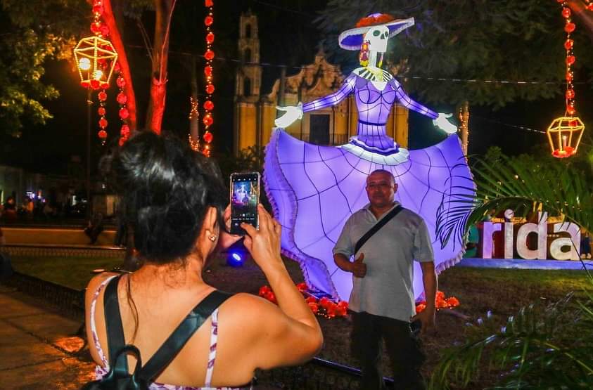 Figuras monumentales alusivas al Día de Muertos dan nueva vida al Parque de San Juan.