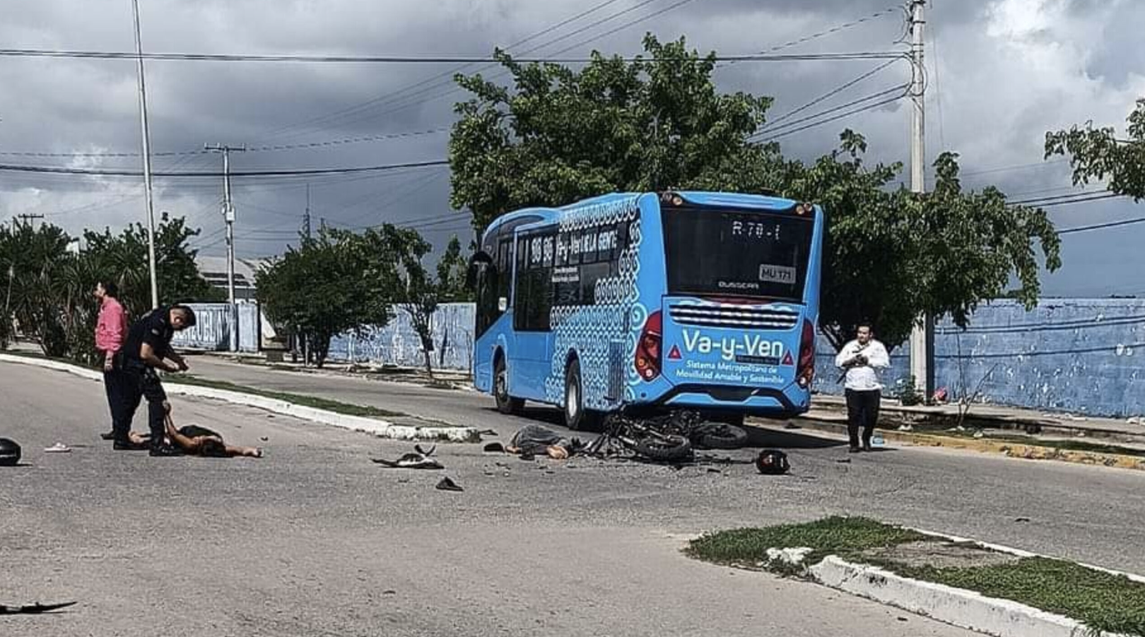 Pierde la vida motociclista tras accidentarse contra Va y Ven en el sur de Mérida