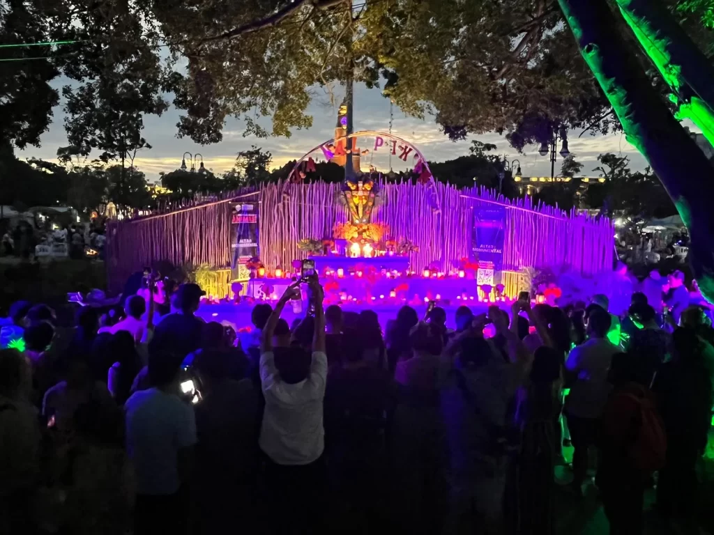 Dan bienvenida a los muertos con la ofrenda monumental