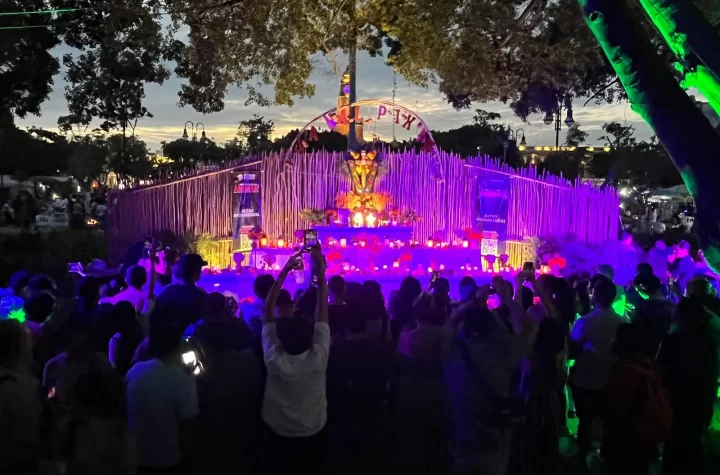 Dan bienvenida a los muertos con la ofrenda monumental