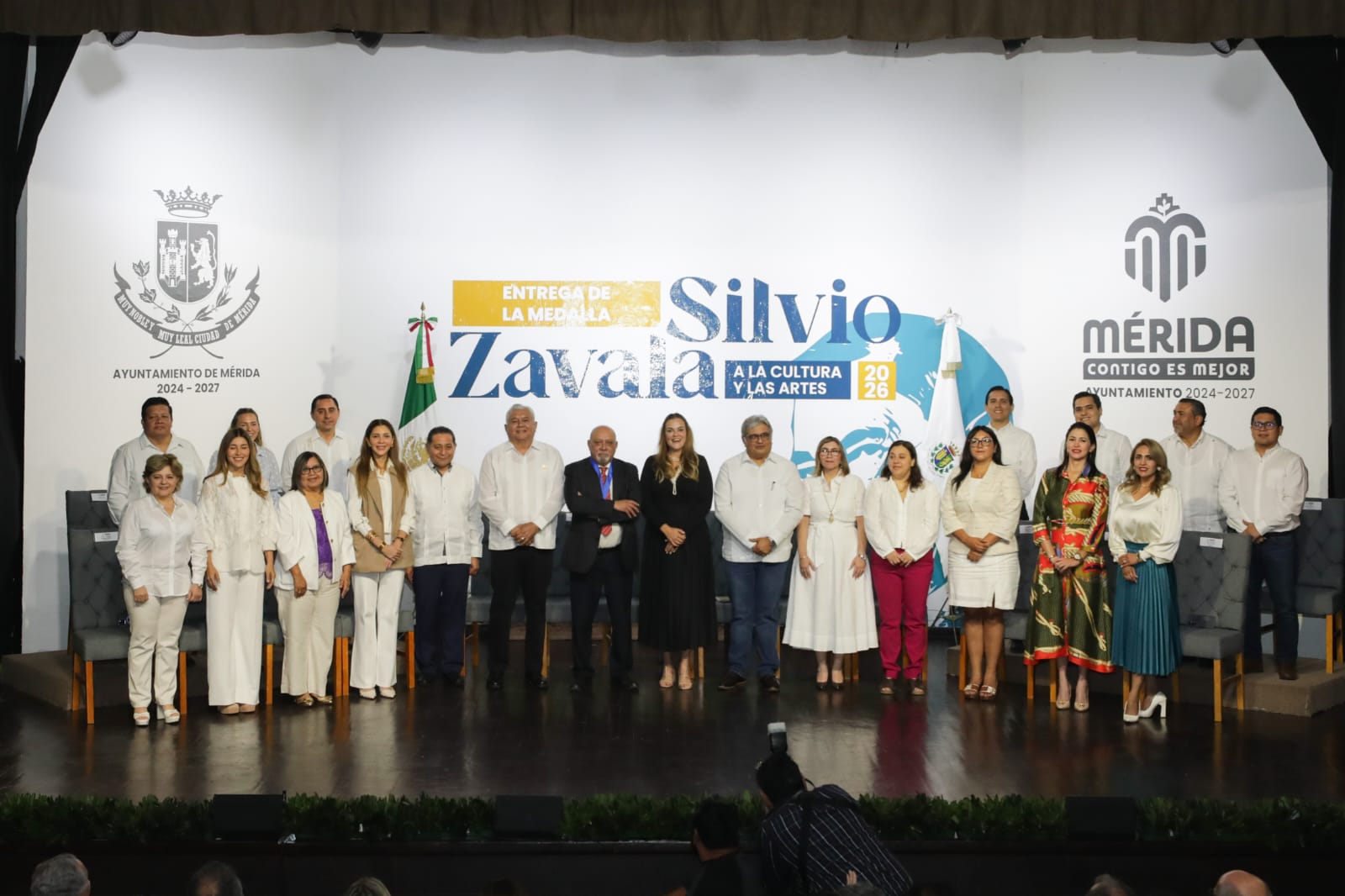 Cecilia Patrón entrega medalla Silvio Zavala 2026 a Mario Ruz Sosa por preservar la cultura maya