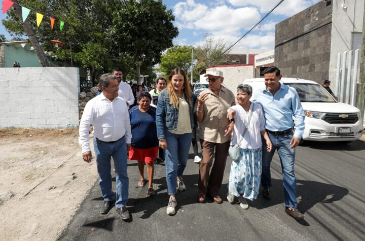 Entrega Cecilia Patrón calles repavimentadas en el poniente de Mérida