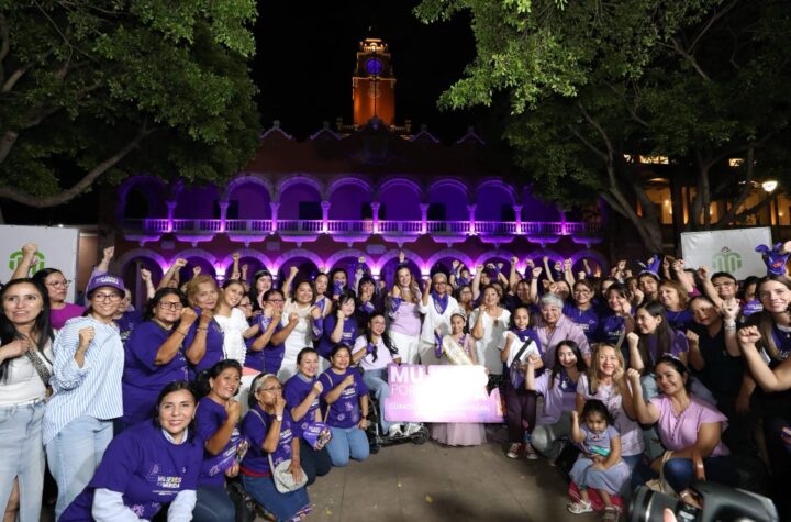 Honran lucha de las mujeres con iluminación del Palacio Municipal de Mérida