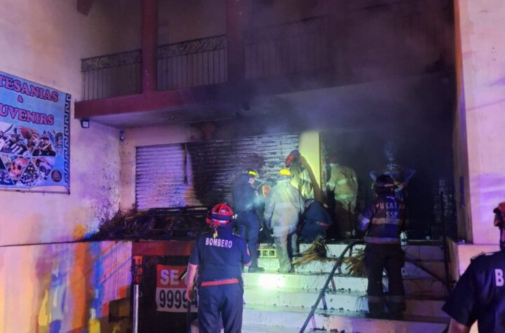 Incendio consume local de artesanías en el centro de Mérida