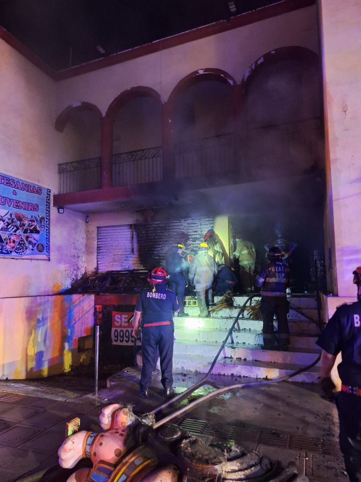 Incendio consume local de artesanías en el centro de Mérida