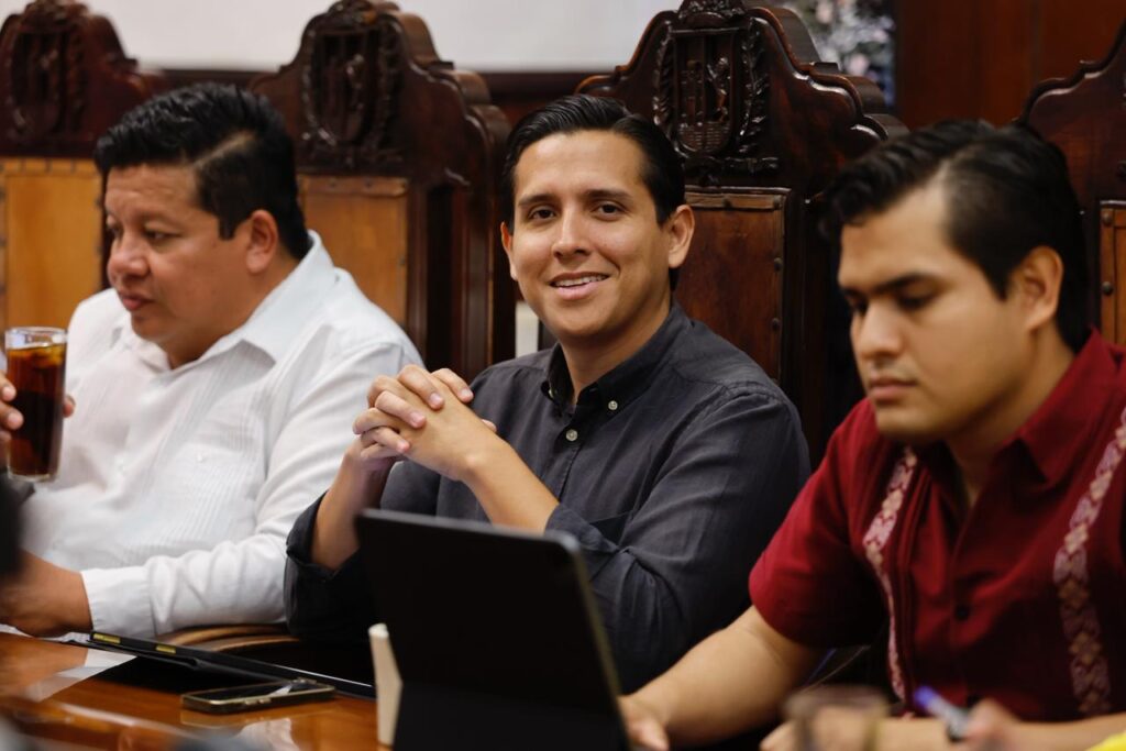 Regidor denuncia que millones de pesos que debían destinarse al combate de la pobreza en Mérida, se gastaron en el Carnaval.