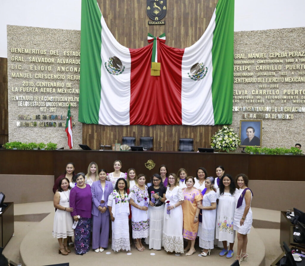 Patricia Margarita Martín Morales recibe reconocimiento Consuelo Zavala Castillo del Congreso del Estado