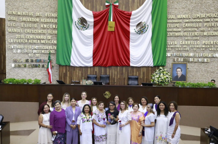 Patricia Margarita Martín Morales recibe reconocimiento Consuelo Zavala Castillo del Congreso del Estado