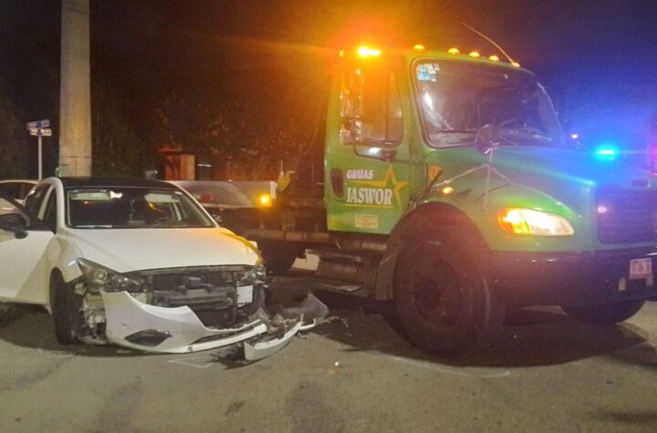 Le destruyen el automóvil por una grúa.