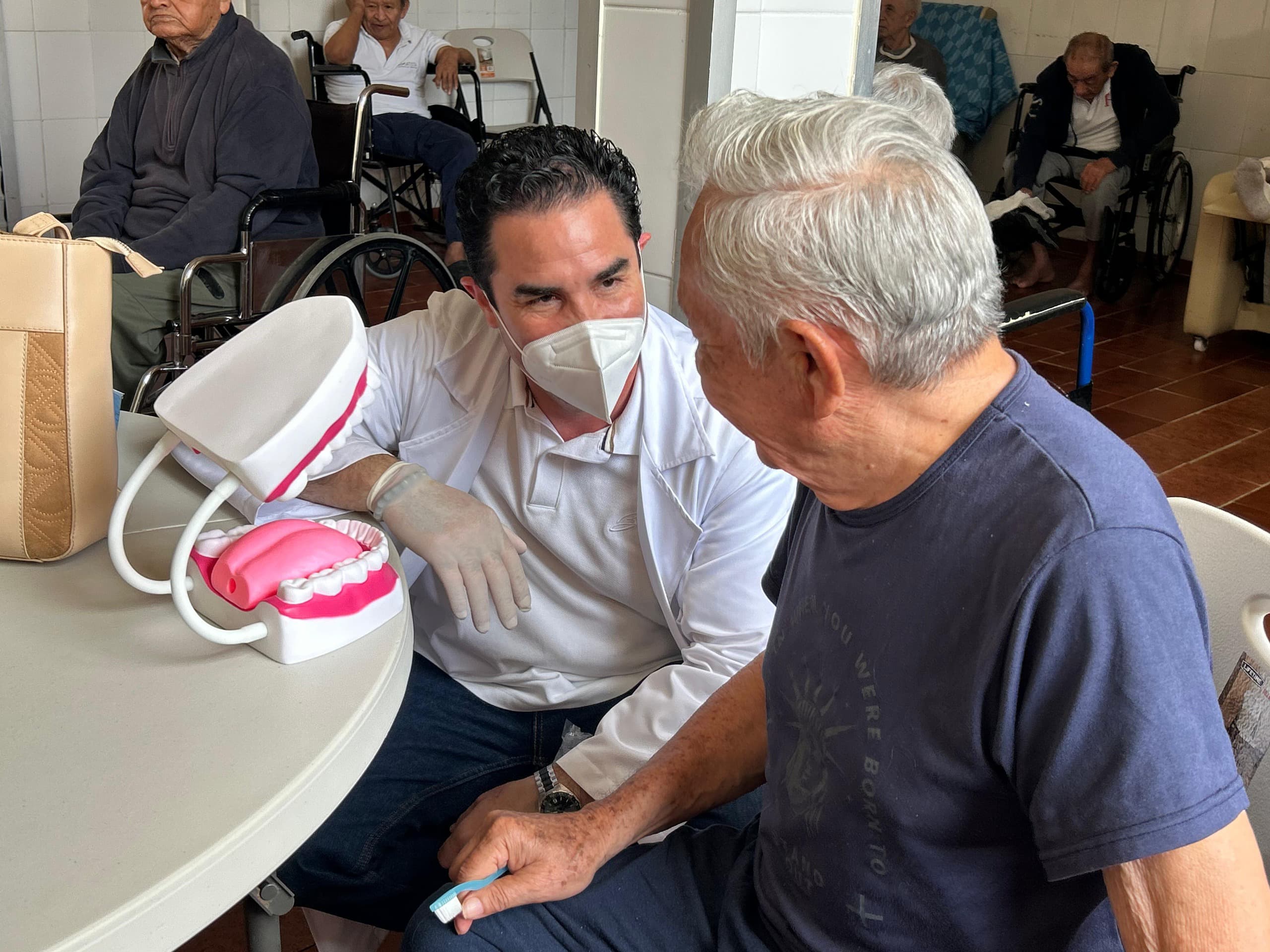 Refuerzan cuidado bucal de personas mayores en casas hogar y asilos