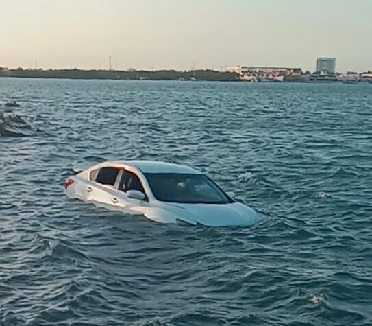Vehículo termina en la ciénega y deja solo el susto en la vía Progreso-Chelem