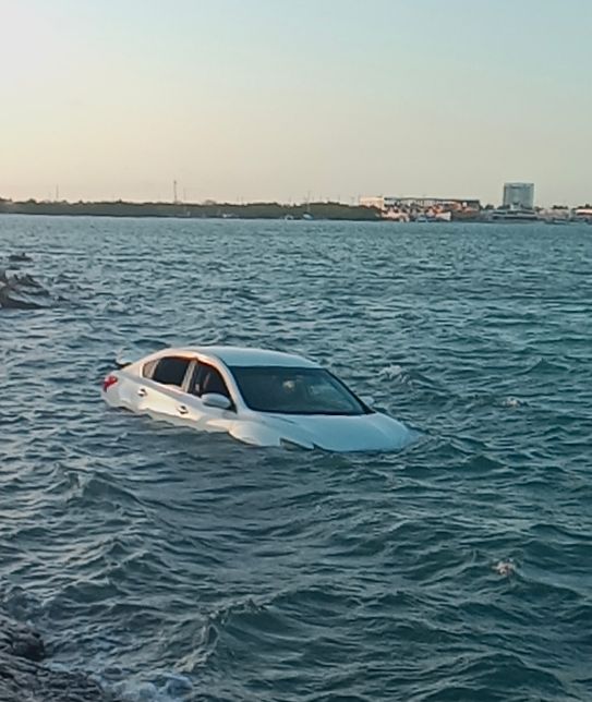 Vehículo termina en la ciénega y deja solo el susto en la vía Progreso-Chelem