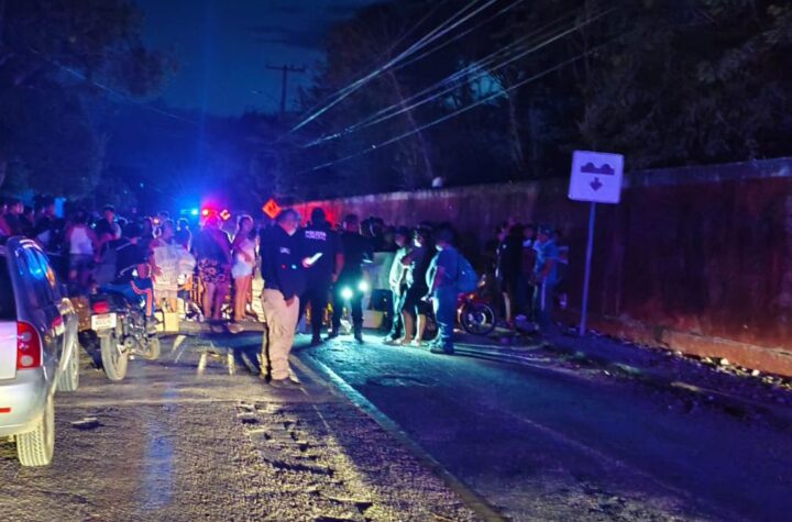 En penumbras y bajo el calor: Familias de Poxilá recurren al bloqueo para ser escuchadas