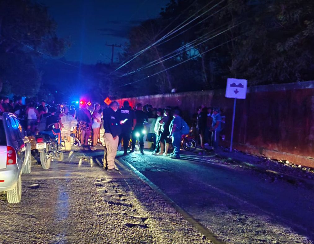 En penumbras y bajo el calor: Familias de Poxilá recurren al bloqueo para ser escuchadas