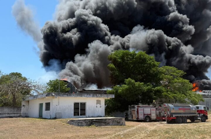 Atiende SSP incendio en bodega aparentemente abandonada de Umán