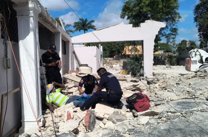 Albañiles se lesionan al derrumbarse un techo