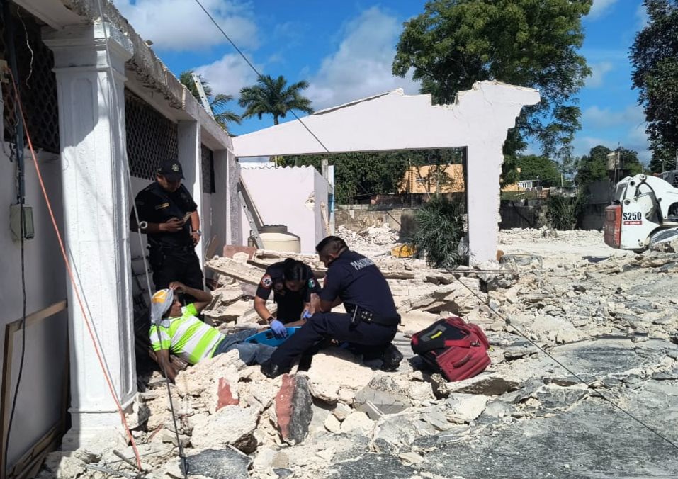 Albañiles se lesionan al derrumbarse un techo