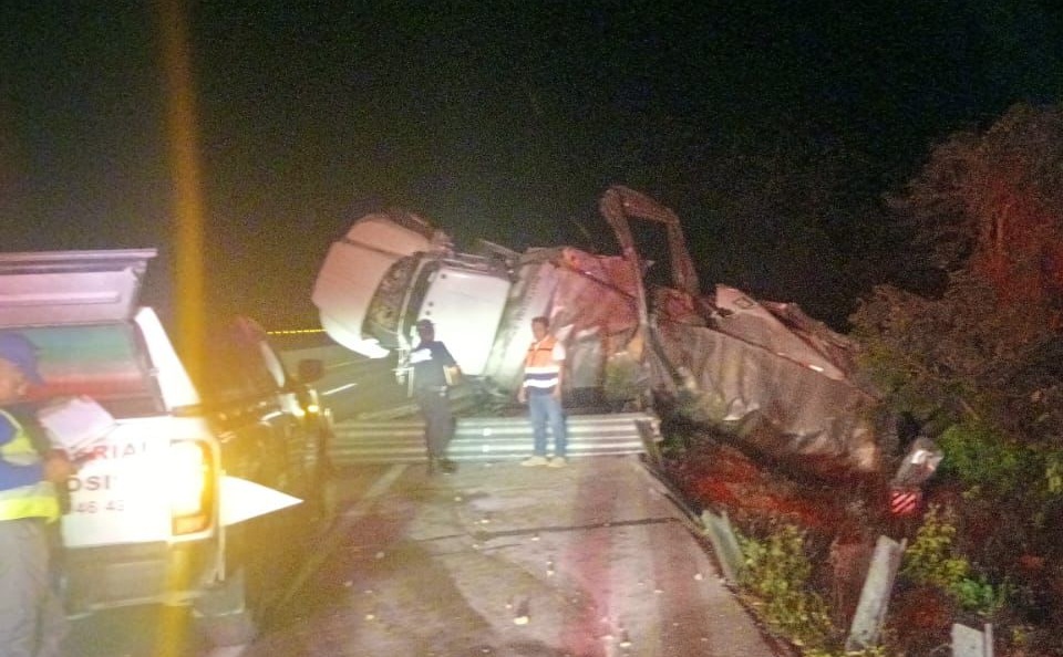 Camión con explosivos moviliza al Ejército y cuerpos de emergencia