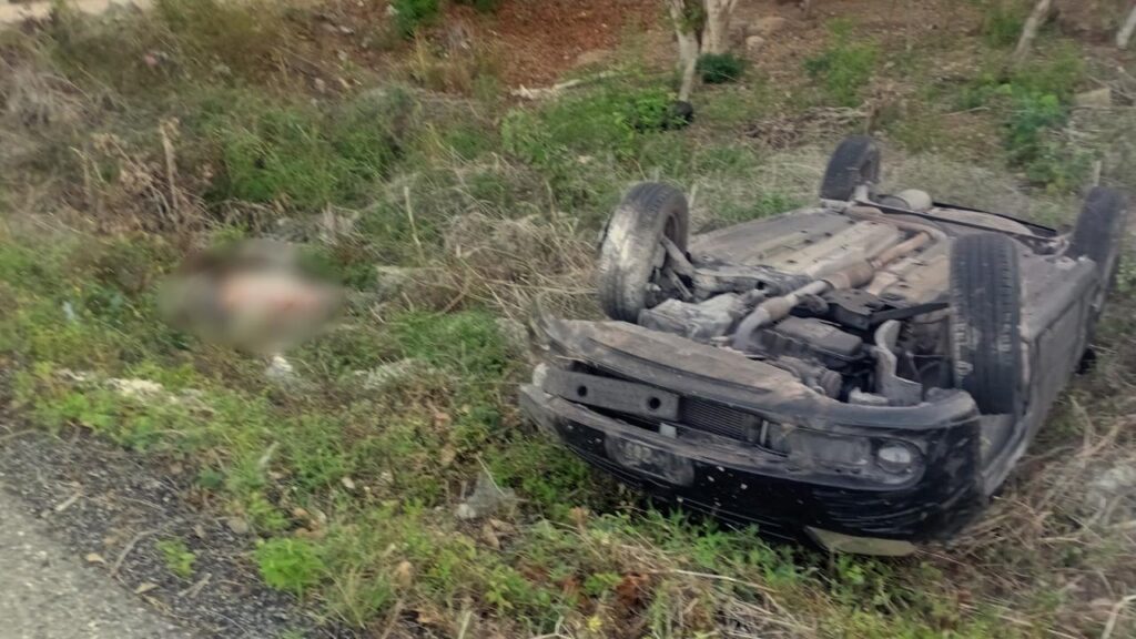 Muere tras salir disparado de su vehículo que volcó