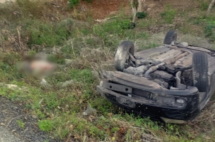 Muere tras salir disparado de su vehículo que volcó