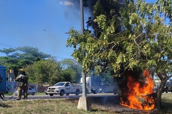 Arde vehículo tras aparatosa salida de camino en el Periférico de Mérida