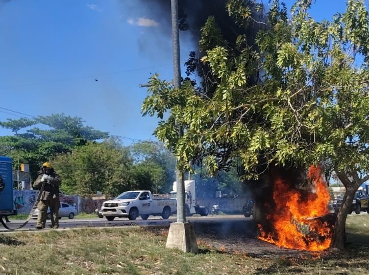 Arde vehículo tras aparatosa salida de camino en el Periférico de Mérida