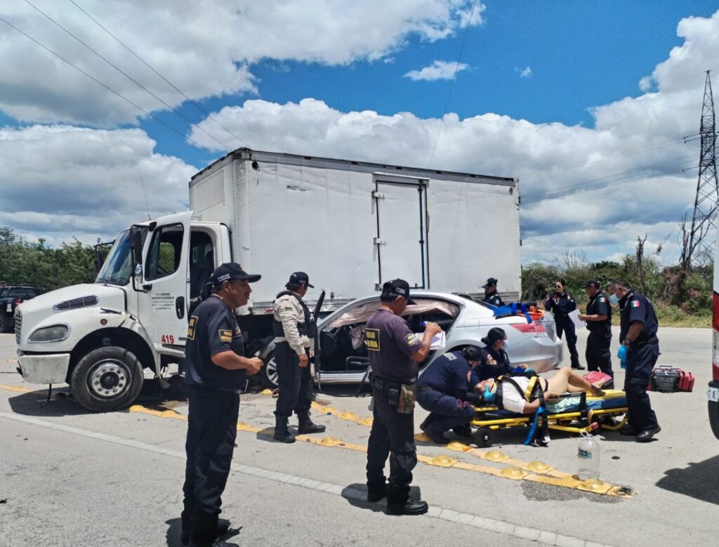Camión abarrotero aplasta un auto y mata al copiloto