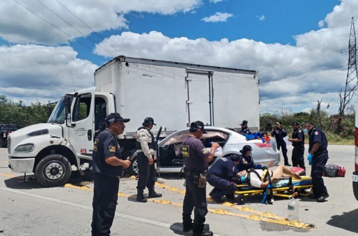 Camión abarrotero aplasta un auto y mata al copiloto