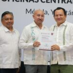 Gobernador Joaquín Díaz Mena entrega plazas a personal de apoyo educativo