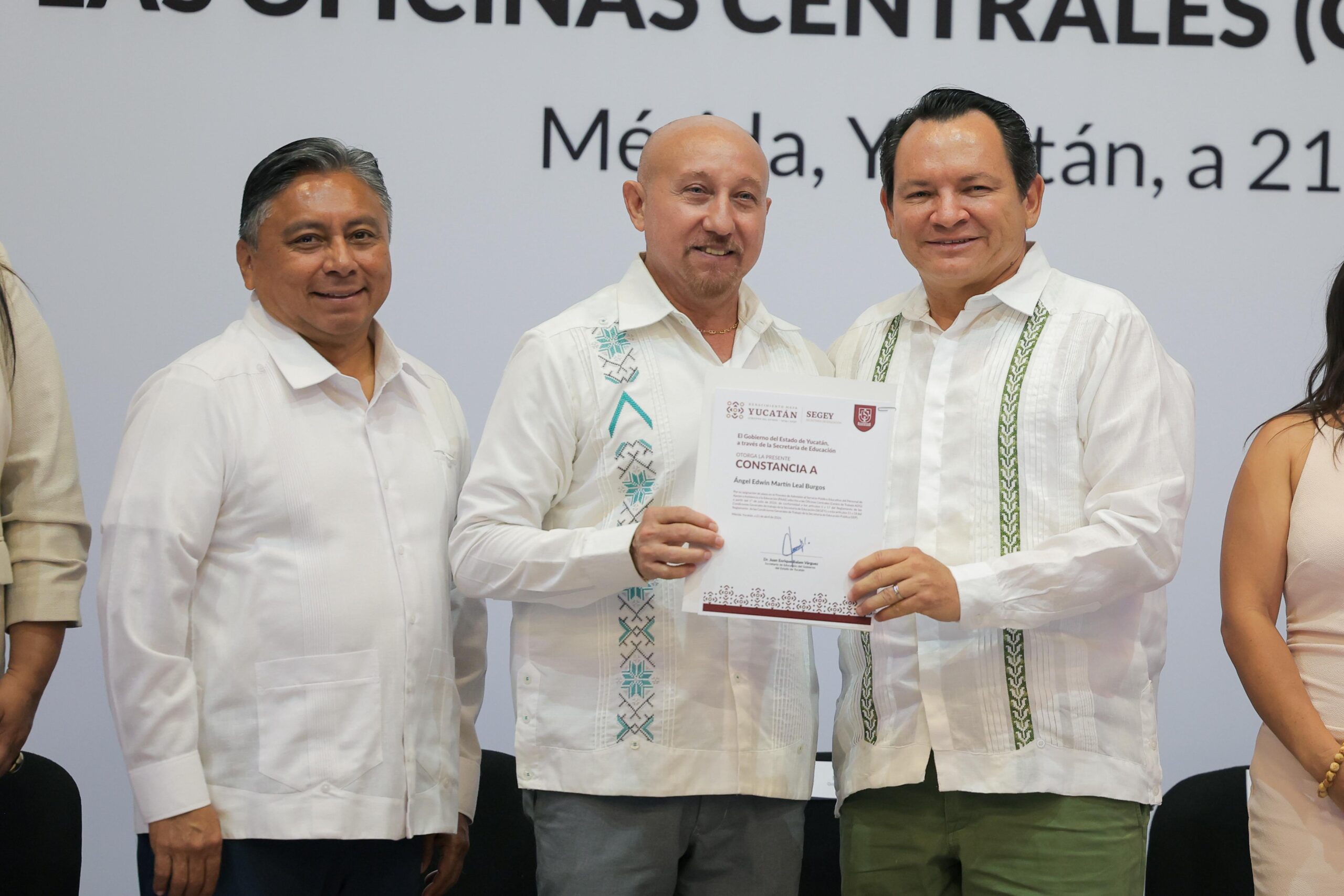 Gobernador Joaquín Díaz Mena entrega plazas a personal de apoyo educativo