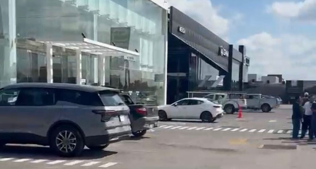 Fuga de gas en camión de valores obliga a evacuar taller de “Ford Altabrisa”